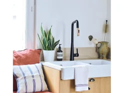 Style Grifo mezclador de fregadero con ducha extraíble negro mate y oro rosa Essebagno