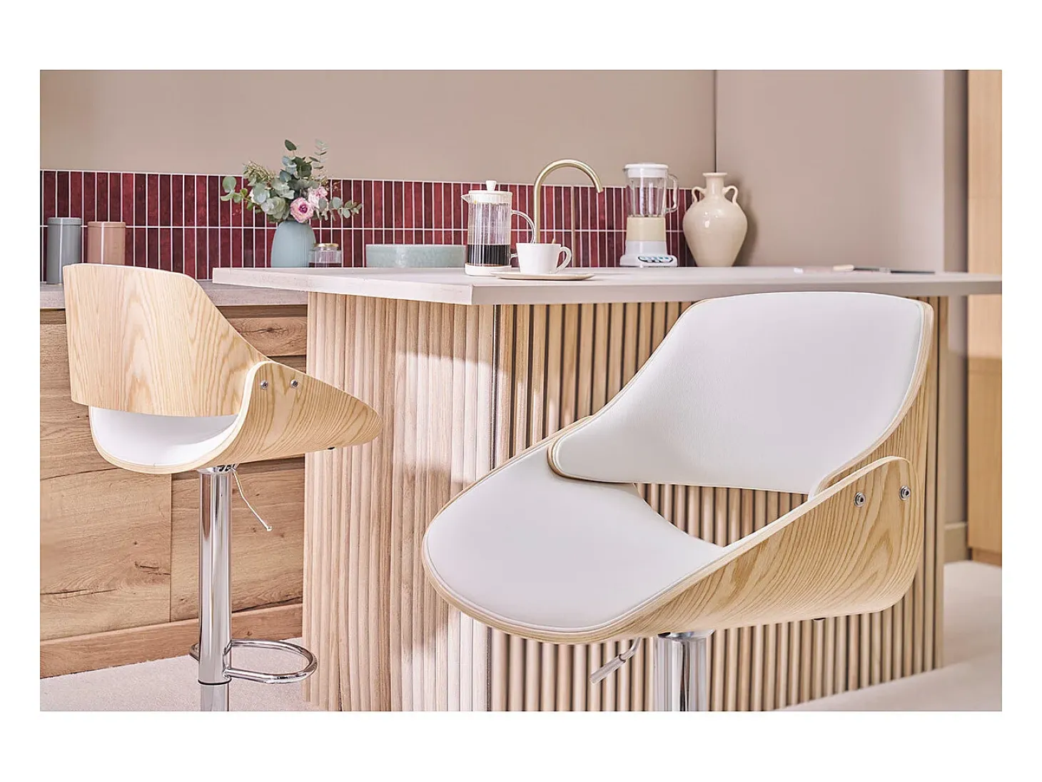 Taburete de cocina de diseño regulable blanco con tonos de madera clara CLASH