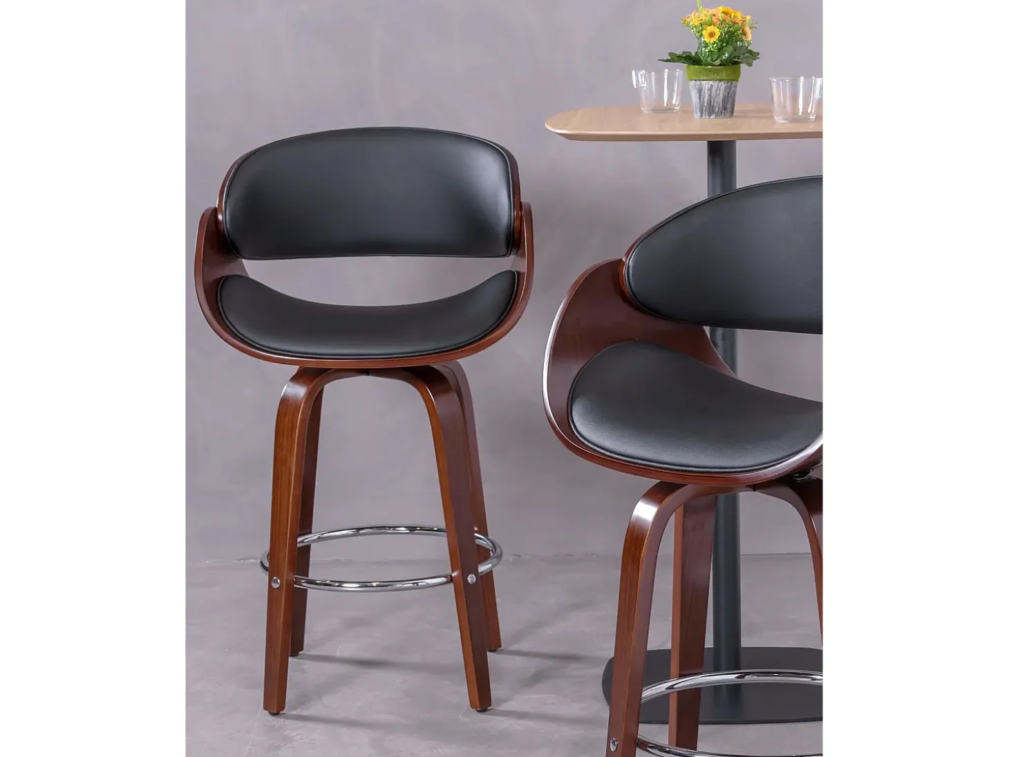 Taburete nórdico en madera de nogal con cojín de polipiel (66cm) - Burrow - Negro