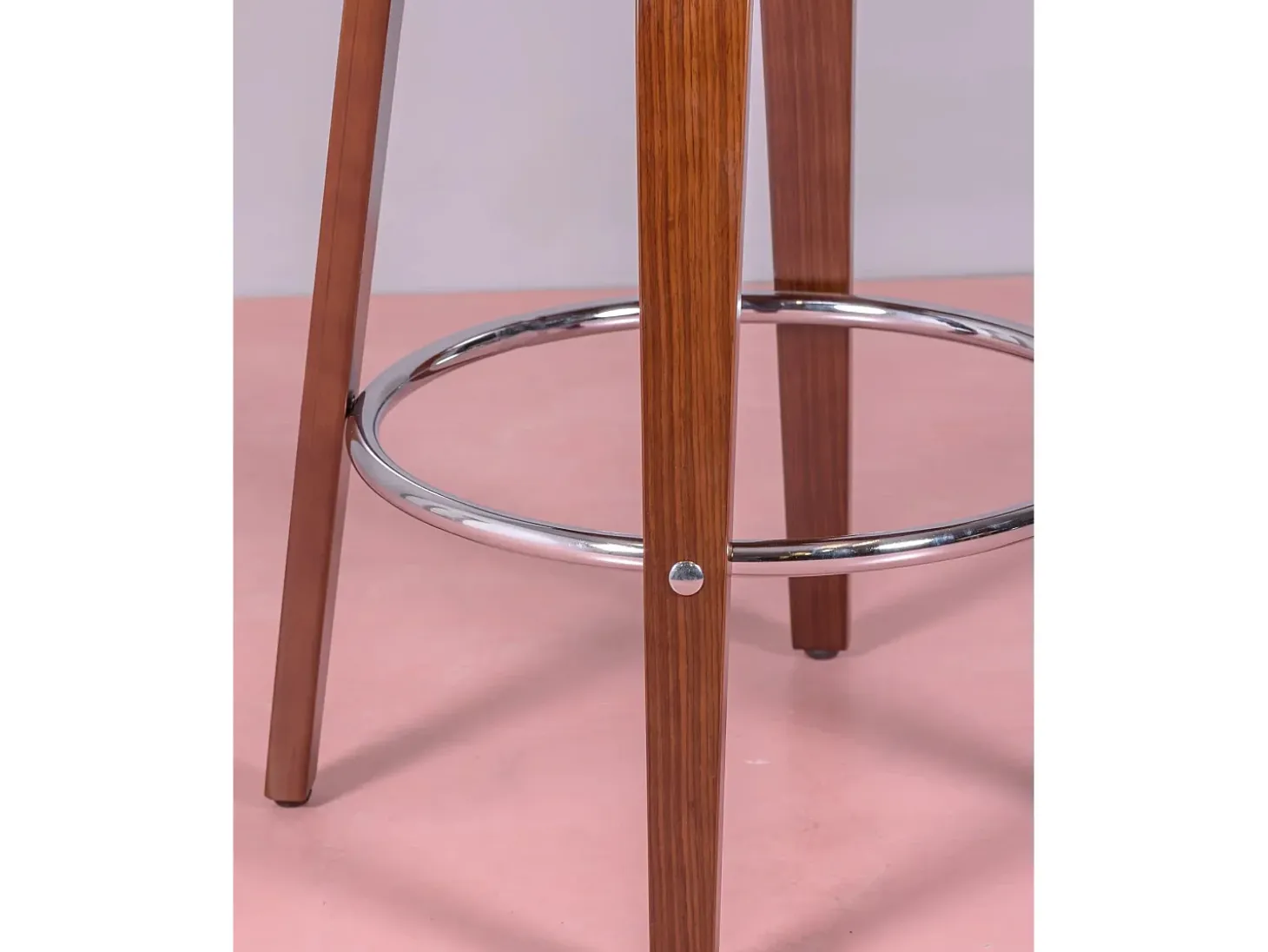 Taburete nórdico en madera de nogal con cojín de polipiel (66cm) - Burrow - Negro