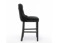 Taburetes de bar tapizados, juego de 2. Con remaches decorativos y patas de madera. Adornos cromados con remaches. Tapizado de terciopelo negro.