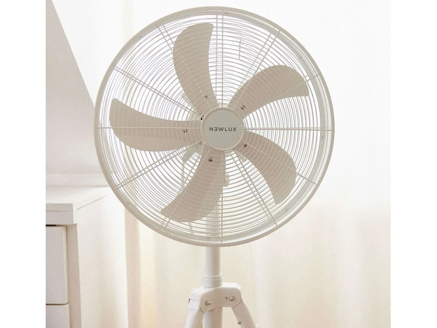 Ventilador de Pie Tripod W3050 Blanco - Newlux