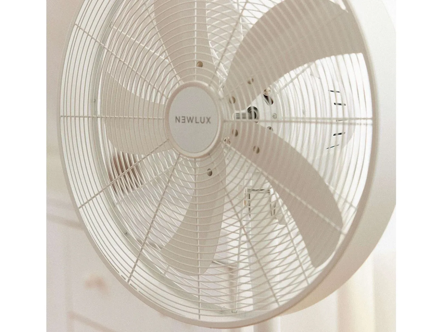 Ventilador de Pie Tripod W3050 Blanco - Newlux